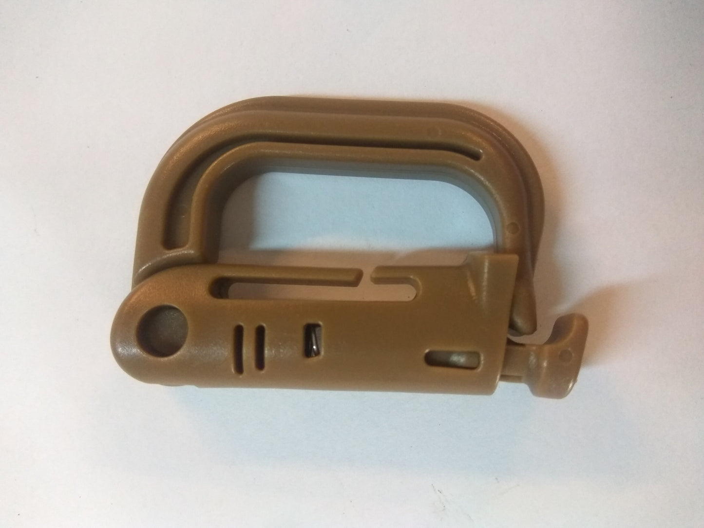 Plastic D-biner